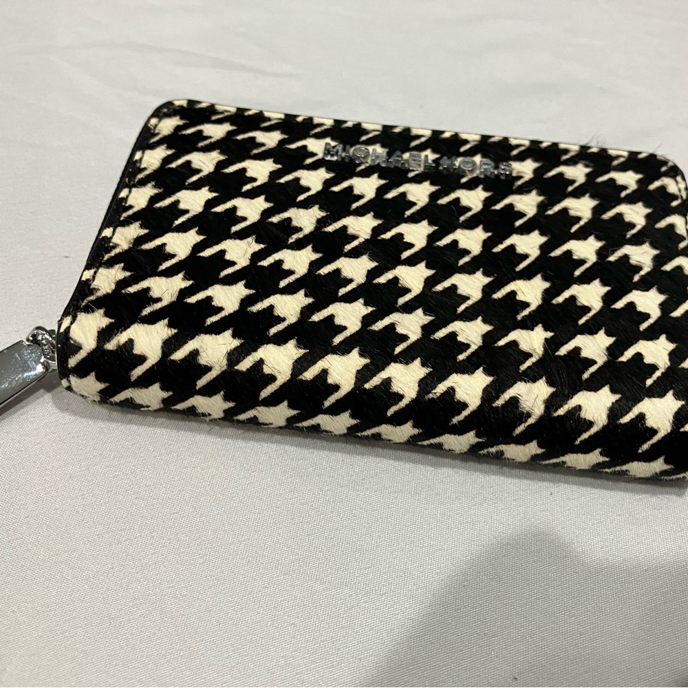 Michael Kors Black and White Houndstooth Zip Wallet NEW